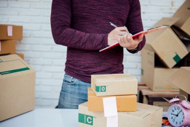 Ce taxe de depozitare ar trebui să verifici într-o ofertă de fulfillment?
