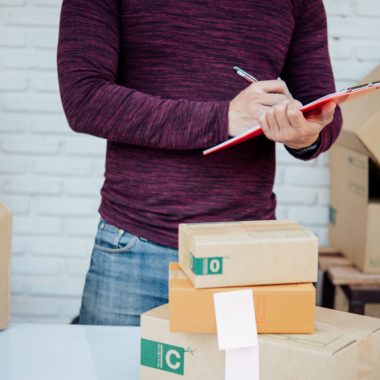 Ce taxe de depozitare ar trebui să verifici într-o ofertă de fulfillment?